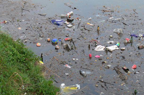 Folyóban úszó hulladék (Képünk illusztráció!)
Forrás: commons.wikimedia.org
Szerző: Lamiot