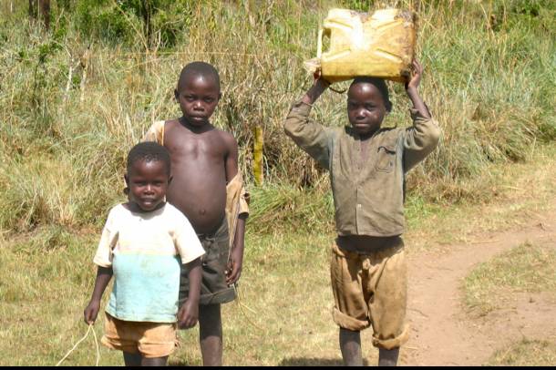 Ugandai gyerekek vizet hordanak 
Forrás: www.flickr.com
Szerző: Trust for Africas Orphans