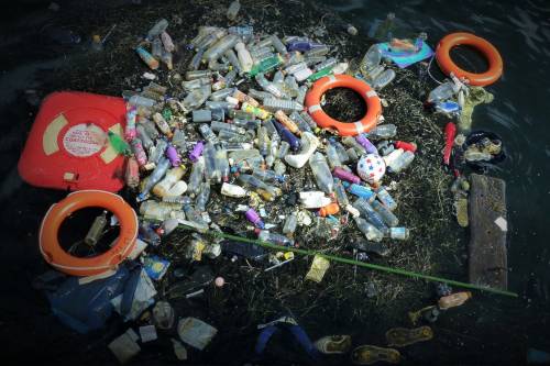 Műanyagszemétből üzemanyag? - Óceáni hulladék hajtaná a tisztítóhajók motorját