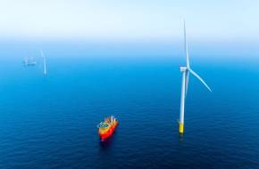 A világ legnagyobb, épülőben lévő tengeri szélerőműfarmja először termel áramot