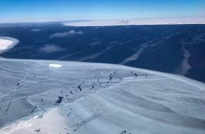 30 év után megmozdult a világ legnagyobb jéghegye