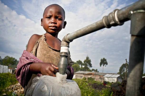 Kisfiú ivóvízre várva (Mugunga tábor, Goma Város, Kongói Demokratikus Köztársaság)
Forrás: commons.wikimedia.org
Szerző: Oxfam East Africa / Kate Holt
