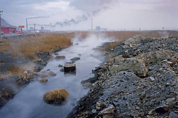 Szennyezett patak Kínában, távolabbra környezetszennyező gyárak működnek
Forrás: commons.wikimedia.org
Szerző: Anjali aisha