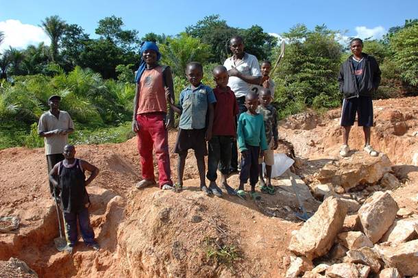 Gyermekmunkások a kongói Kailo bányáinál
Forrás: commons.wikimedia.org
Szerző: Julien Harneis