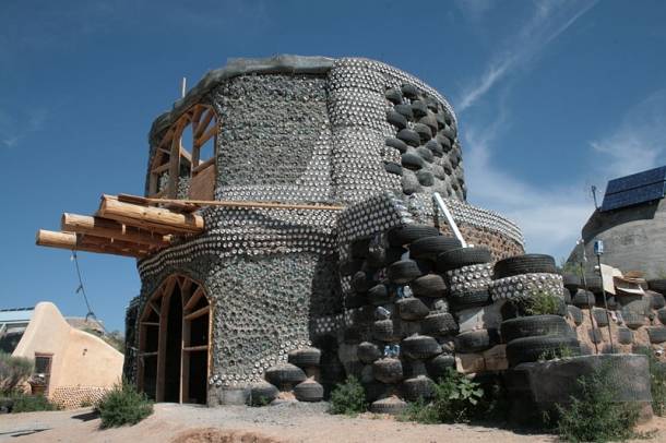 Earthship ház, melyben használt abroncsok is helyet kaptak
Forrás: commons.wikimedia.org
Szerző: Victorgrigas
