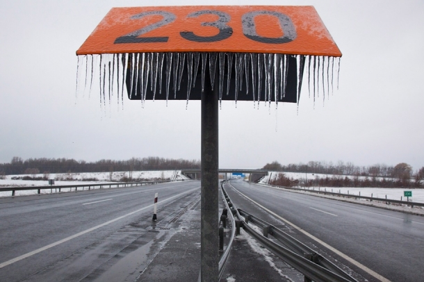 Letenye, 2014. február 2. Az ónos eső miatt jégcsapok lógnak az M7-es autópálya egyik tábláján Letenyénél 2014. február 2-án.
Forrás: MTI
Szerző: Varga György