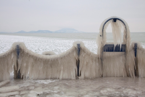 Az elmúlt napokban fújó viharos erejű szél és a hideg miatt vastag jégpáncél borítja a balatongyöröki mólót 2014. február 2-án.
Forrás: MTI
Szerző: Varga György