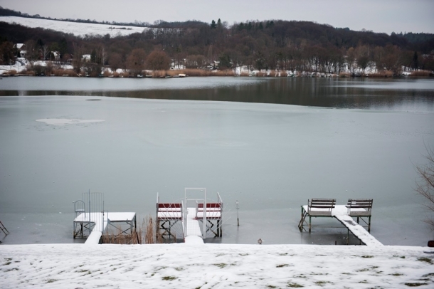 Stégek a részben befagyott Pécsi-tó partján Orfűn 2014. február 2-án.
Forrás: MTI
Szerző: Sóki Tamás