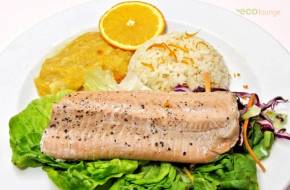 Lazac steak, csípős, mustáros narancsmártással, salátaágyon