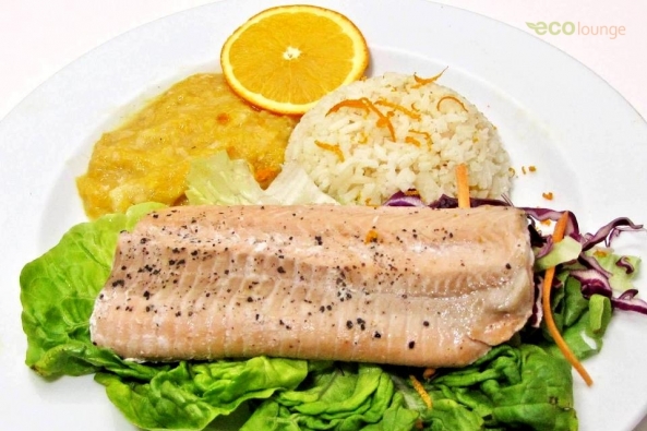 Lazac steak, csípős, mustáros narancsmártással, salátaágyon