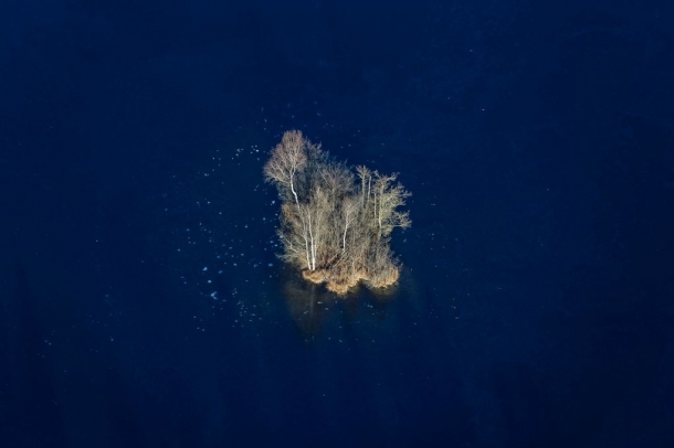 Befagyott tó közepén
Forrás: flickr.com