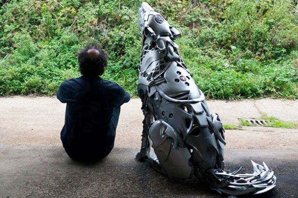 Dísztárcsákból készíti szobrait