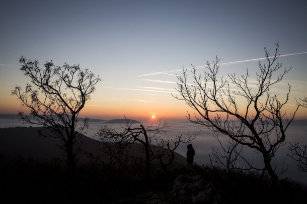 Naplemente a város fölé ereszkedett felhőtakaróban a Hármashatár-hegy óbudai oldaláról fotózva Budapesten.
Forrás: MTI
Szerző: Mohai Balázs