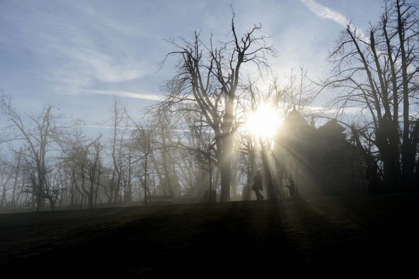 Sétálók a ködbe burkolózott város felett a Normafánál.
Forrás: MTI
Szerző: Bruzák Noémi