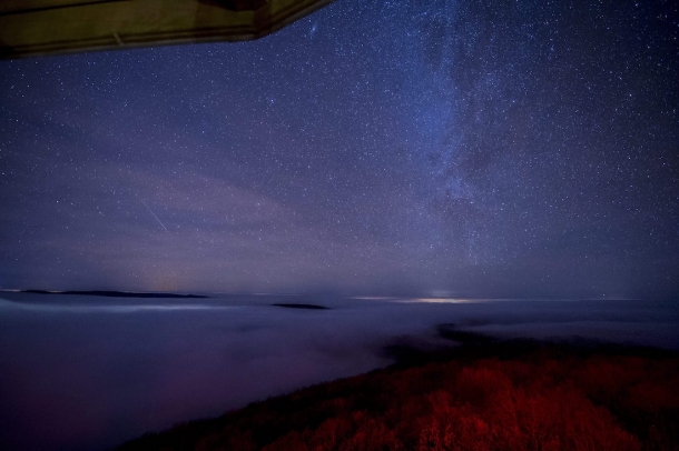 Egy hullócsillag a ködbe borult Mecsek felett a Tubesről fotózva.
Forrás: MTI
Szerző: Sóki Tamás