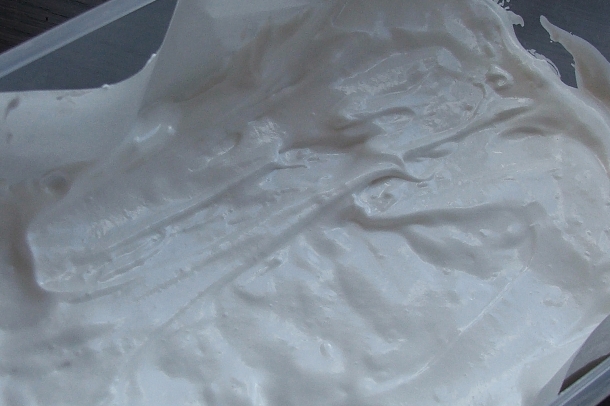 Porcukros sütőpapír közé rakd a habot, majd a hűtőbe!
Szerző: Tillné Kiss Andrea