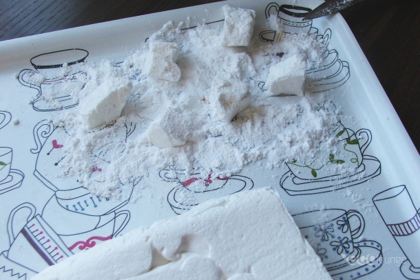 Kockázás után forgassuk porcukorba a pillecukrot!
Szerző: Tillné Kiss Andrea